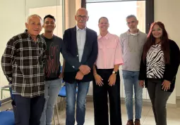 Il Sindaco Ezio Donadio e la Vicesindaca Beatrice Aimar insieme ad alcune delle risorse interessate dai progetti